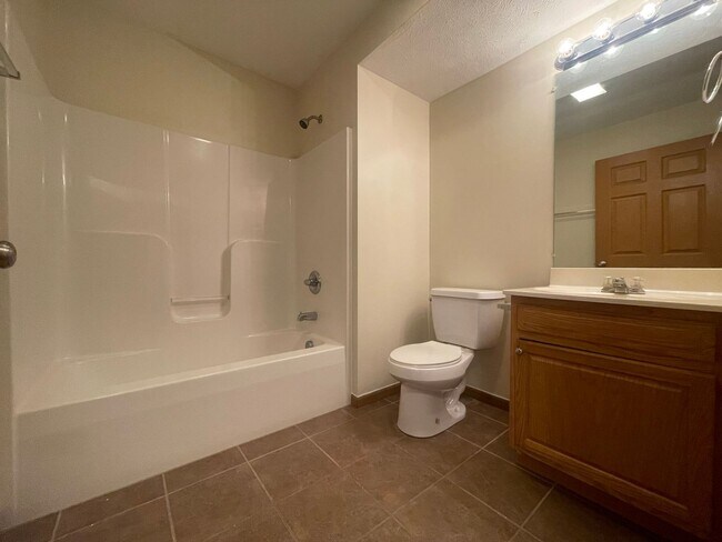 Building Photo - 2 bed/2 bath condo near Medical Center - A...