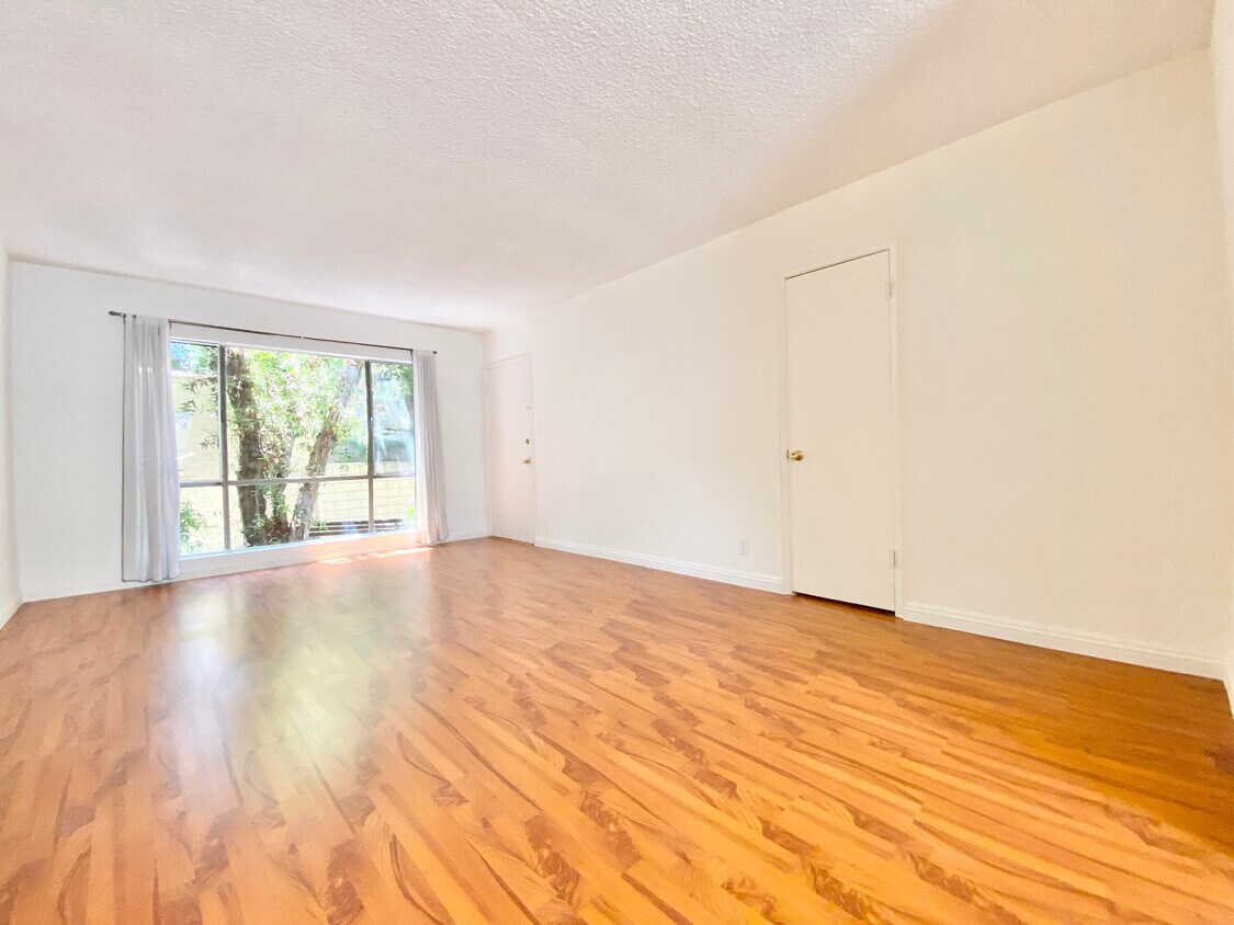 Foto principal - 638 N West Knoll Dr