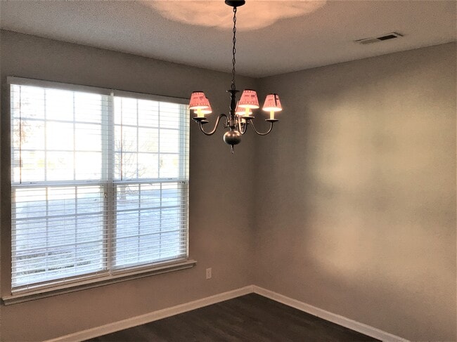 Foto del edificio - 6140 Glen Way Dr