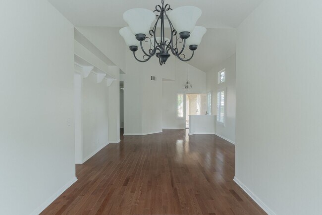 Building Photo - 3 Bedroom 2.5 Bathroom | Spacious Corner Lot Home | Ventura Brock Hills| Ventura