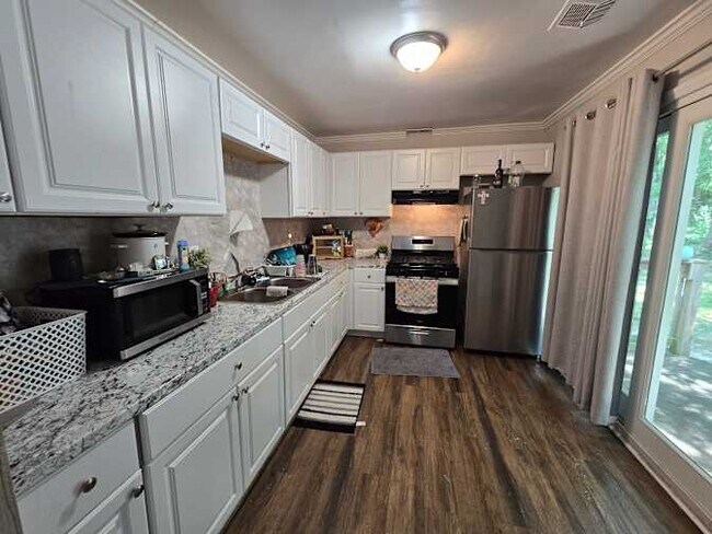 Foto del edificio - 4736 Cinderella Rd