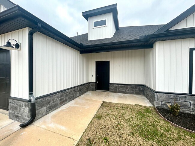 Foto del edificio - Centerton Home Available NOW! 4 bed, 2 full bath no carpet home. LARGE fenced backyard