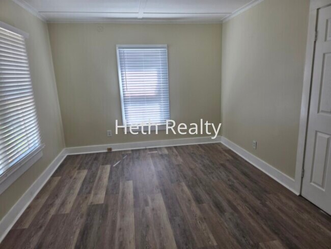Foto del edificio - Commercial Space with a large lot, fully f...