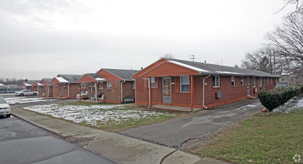 Los apartamentos de 2247-2263 Hepburn, ¡alejado - 2247-2263 Hepburn Ave