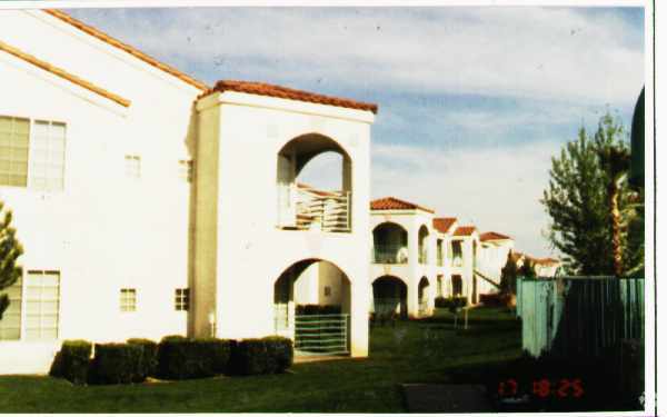 Building Photo - Isla At South Shores