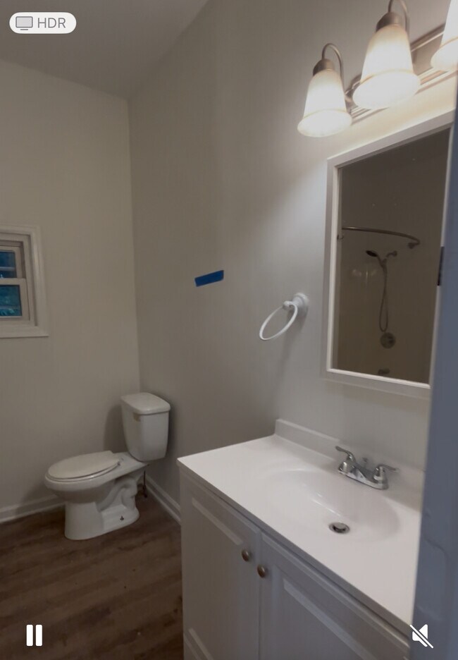 Building Photo - 23 Bonheim St