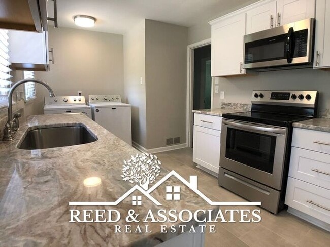 Building Photo - Completely Renovated East Memphis / Audubo...