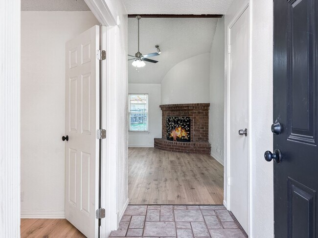 Foto del edificio - Inviting Northwest San Antonio Home - Fireplace, Office Flex, & Mature Trees