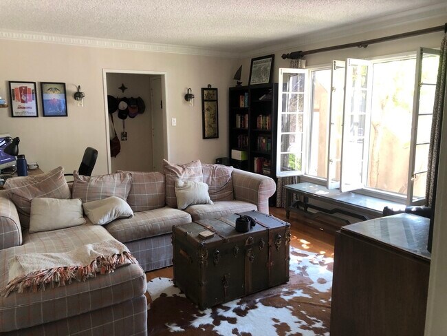 Building Photo - 800 Alandele Ave