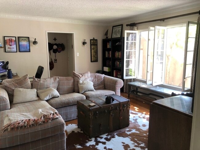 Building Photo - 800 Alandele Ave