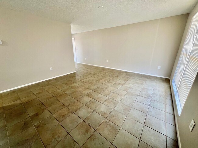 Building Photo - Adorable 2BD/1BTH Home with Screen Lanai