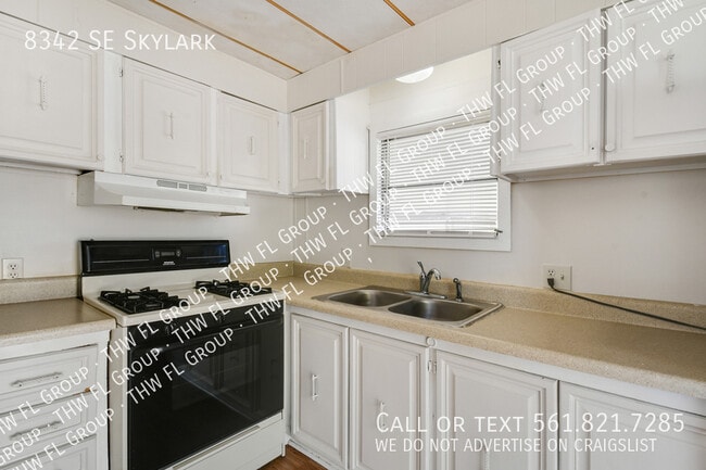 Building Photo - 8342 SE Skylark-