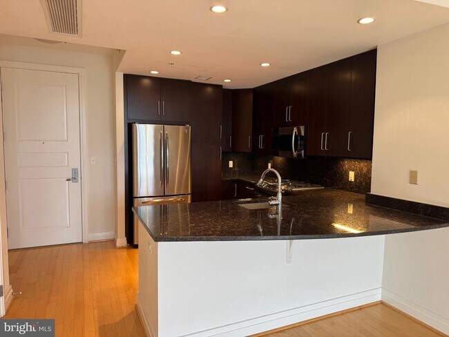 Foto del edificio - 8220 Crestwood Heights Dr