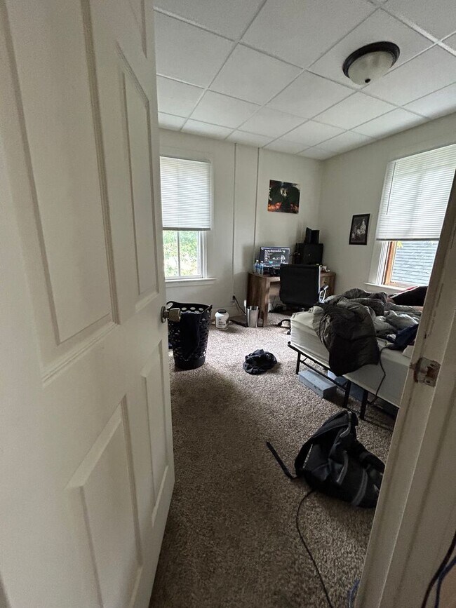 Building Photo - Three Bedroom 2 Bath Apartment Near Campus