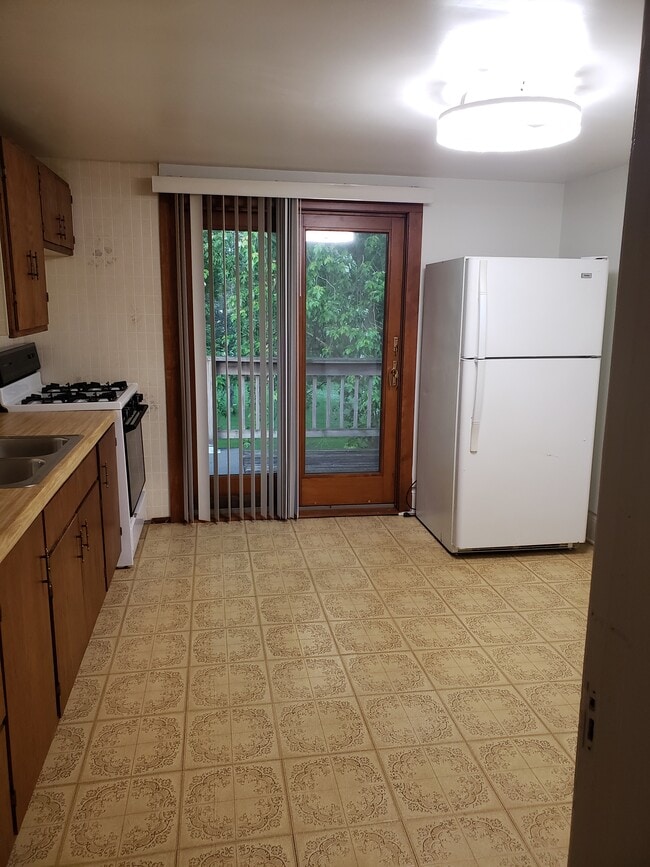 Kitchen - 901 Michigan Ave
