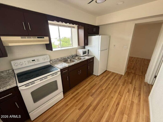 Foto del edificio - 860 E 13th St