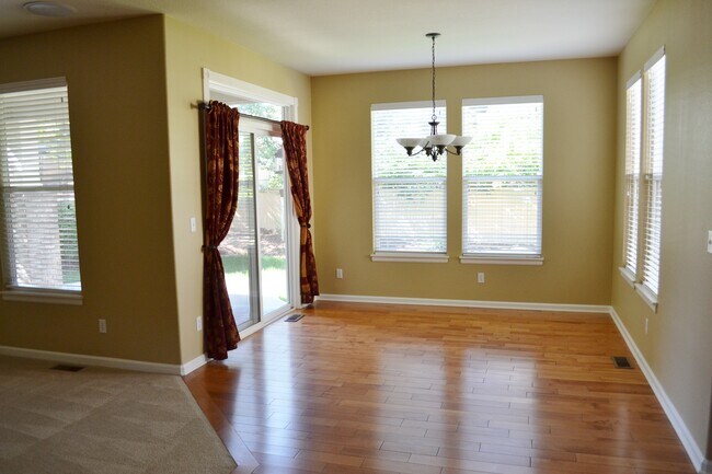Building Photo - 3148 Lynwood Ave