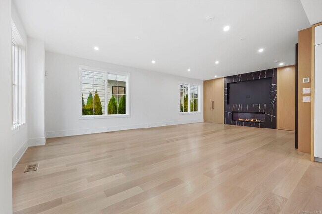 Foto del edificio - 191 Field Point Rd