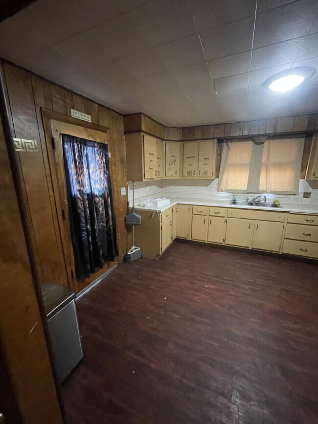 Photo - Spacious 3 bedroom with Off street parking! Apartment