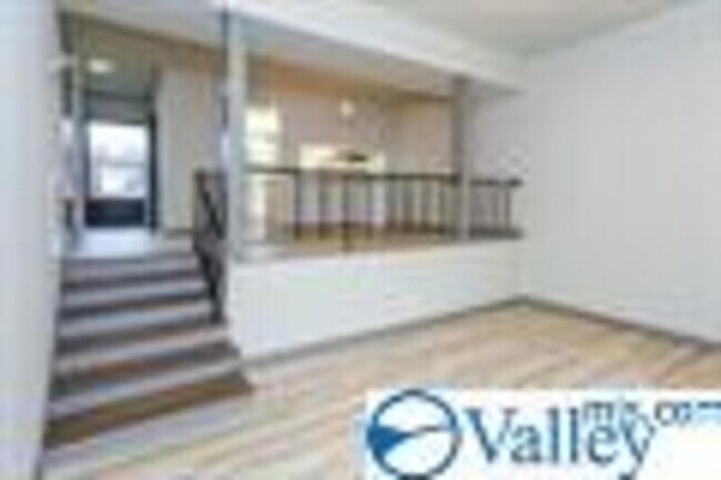 Building Photo - 2315 Colony Dr SW