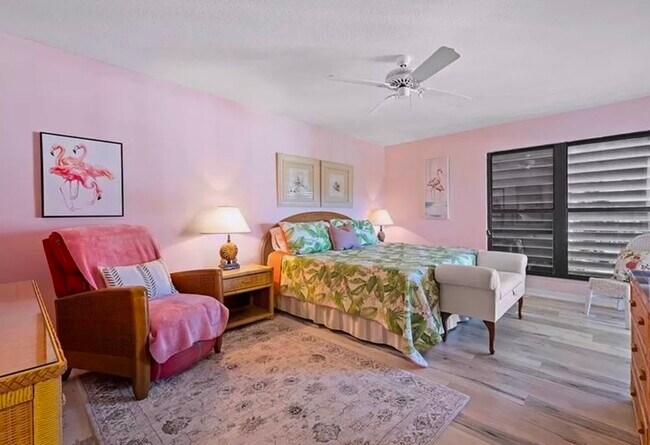 Dormitorio principal con baño en suite y vestidor. - 166 SE Saint Lucie Blvd
