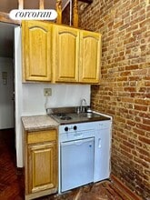 Building Photo - 103 W 70th St