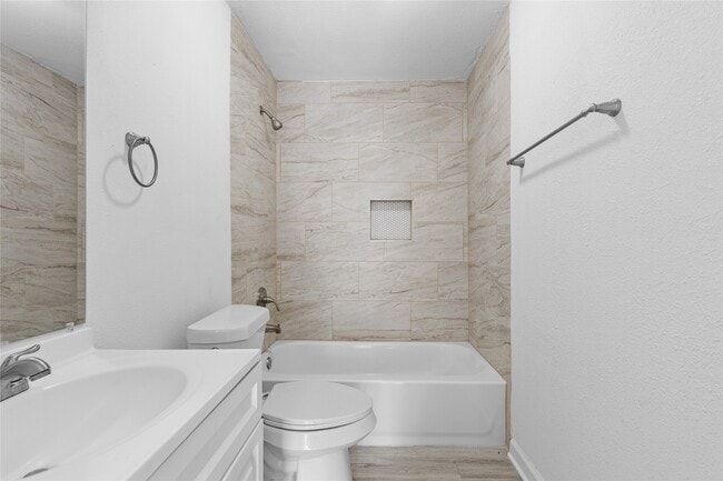 Foto del edificio - 16643 Lake Cir