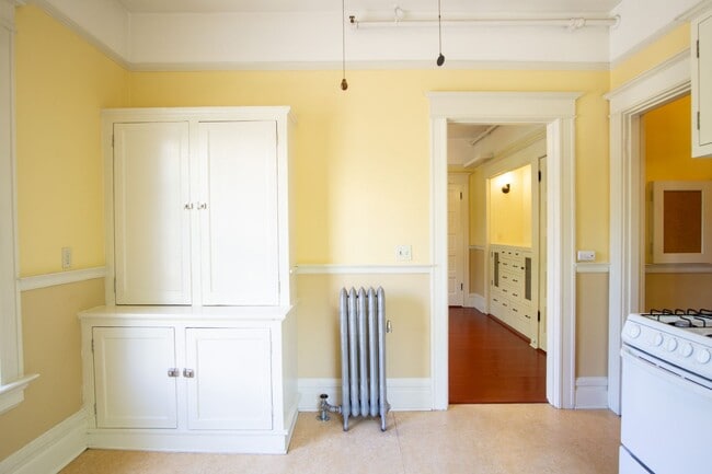 Building Photo - Heart of the City-Spacious Vintage 2-Bdr Ready Early April!