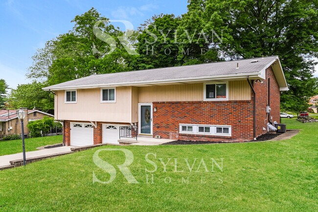 Building Photo - The living is easy in this 3 bedroom, 2 ba...
