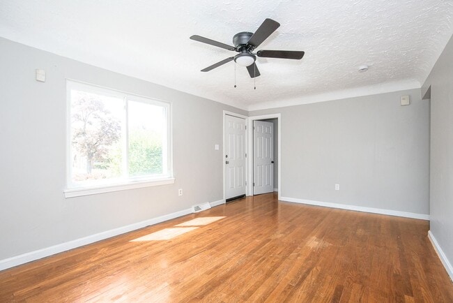 Building Photo - Convenient Showings — No Appointment Needed!