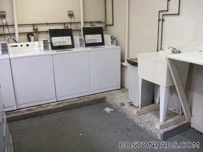 Building Photo - 137 Park Dr