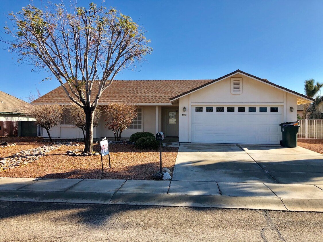 Primary Photo - Great Home 3 Bedroom Home in Beautiful Nei...