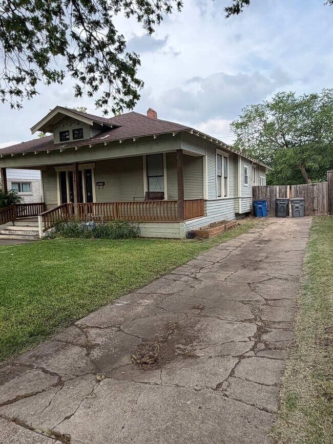 Foto del edificio - Stylish 2/2 Bungalow with Modern Kitchen & Spacious Backyard