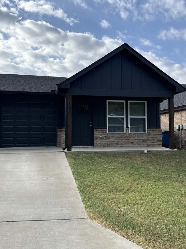 Building Photo - 104 Chloe Dr