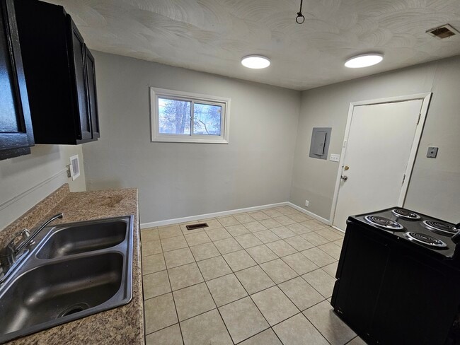 Building Photo - 3 bedroom ranch house FOR RENT