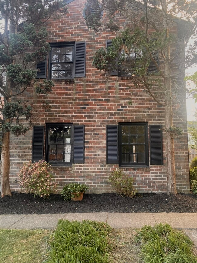Building Photo - 727 Olde Greenwich Cir