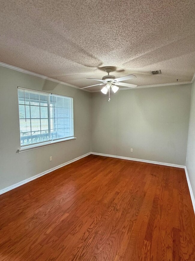 Building Photo - Spacious 3BR/2BA Home with Bonus Spaces & Large Fenced Yard