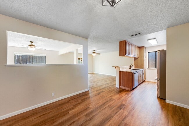 Foto del edificio - Charming Single-Story 3 Bed Home Two Car Garage & Spacious Yard!