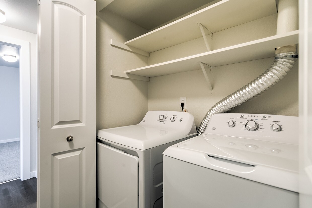 Foto principal - Edgewater Apartments