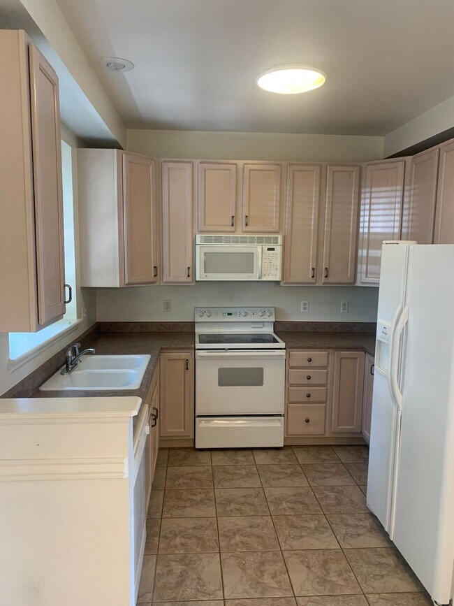 Building Photo - 2 Bedroom 2.5 Bathroom Townhome Close to O...