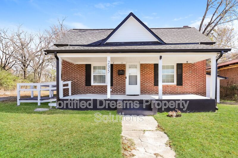 Primary Photo - 235 S English St