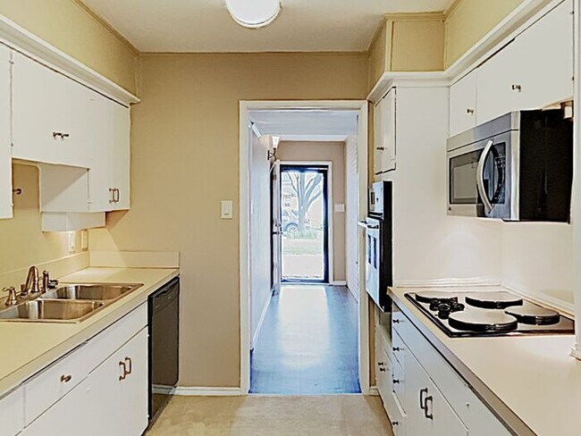 Building Photo - 3 Bedroom 2 bath in North Dallas - $0 Deposit