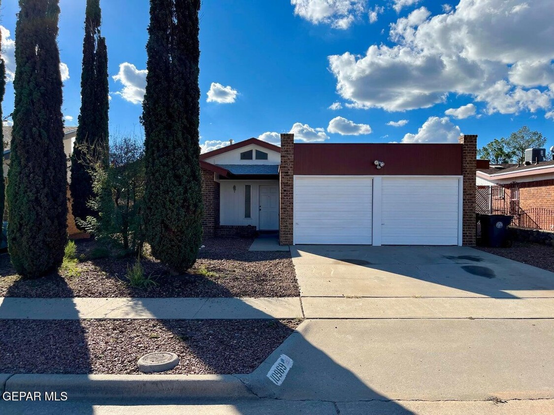 Primary Photo - 10969 Duke Snider Cir