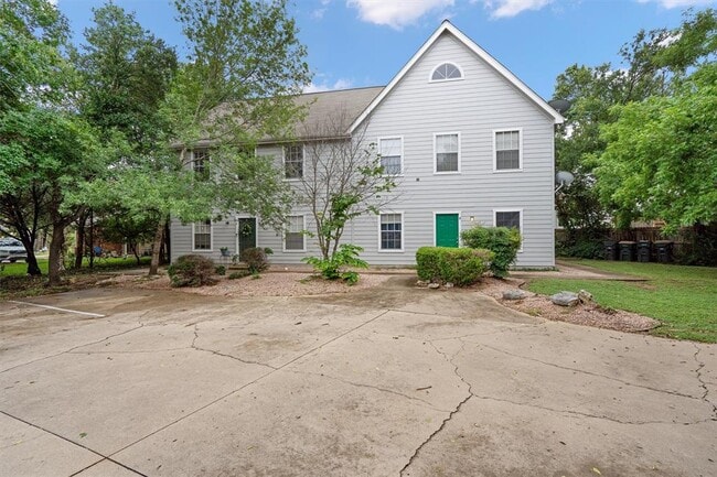 Foto del edificio - 2908 Whisper Oaks Ln