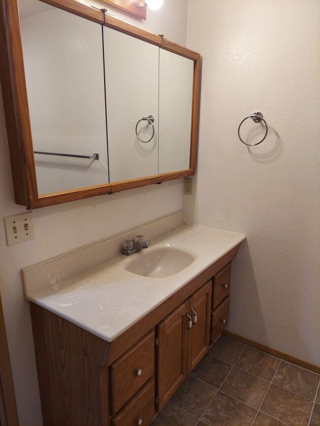 Building Photo - 3 Bedroom Home in Miller Bay Estates