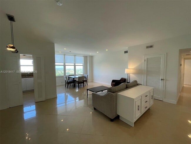 Foto del edificio - 4747 Collins Ave