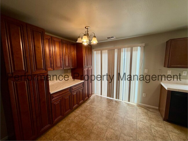 Foto del edificio - Charming 3 Bed/2 Bath Home in McFarland w/...