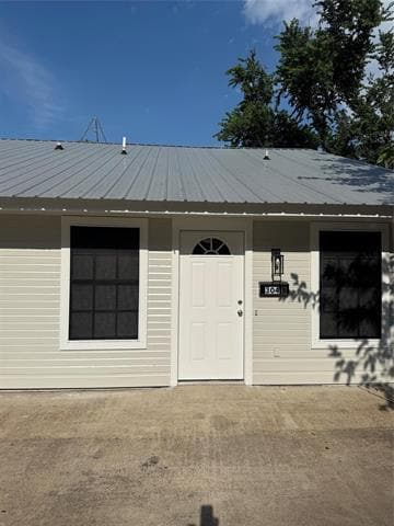 Building Photo - 304 E Hickory St