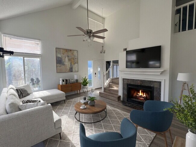 Foto del edificio - Cimarron 4 Bedroom Home Less Than 5 Minute Walk To The Park