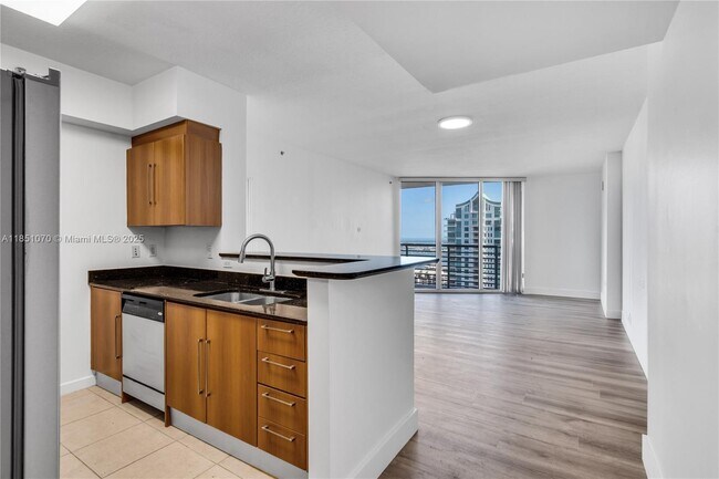 Foto del edificio - 325 S Biscayne Blvd